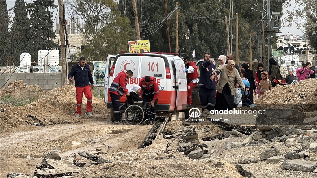 İsrail güçleri Cenin'de Filistinli aileleri evlerinden çıkmaya zorluyor