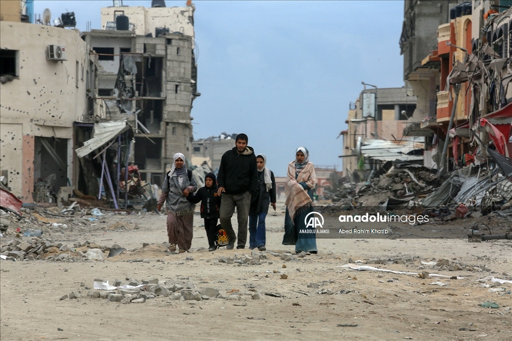 Gazze'de ateşkes sonrası Refah'a dönen Filistinliler, yıkılan evlerinin enkazını kaldırmaya çalıştı