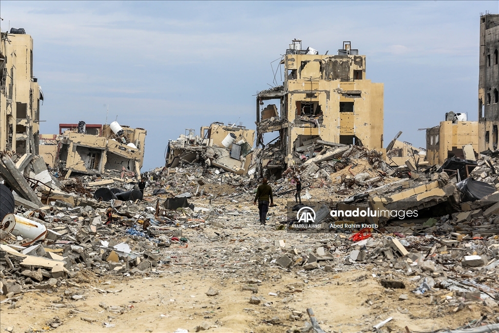 Gazze'de ateşkes sonrası Refah'a dönen Filistinliler, yıkılan evlerinin enkazını kaldırmaya çalıştı