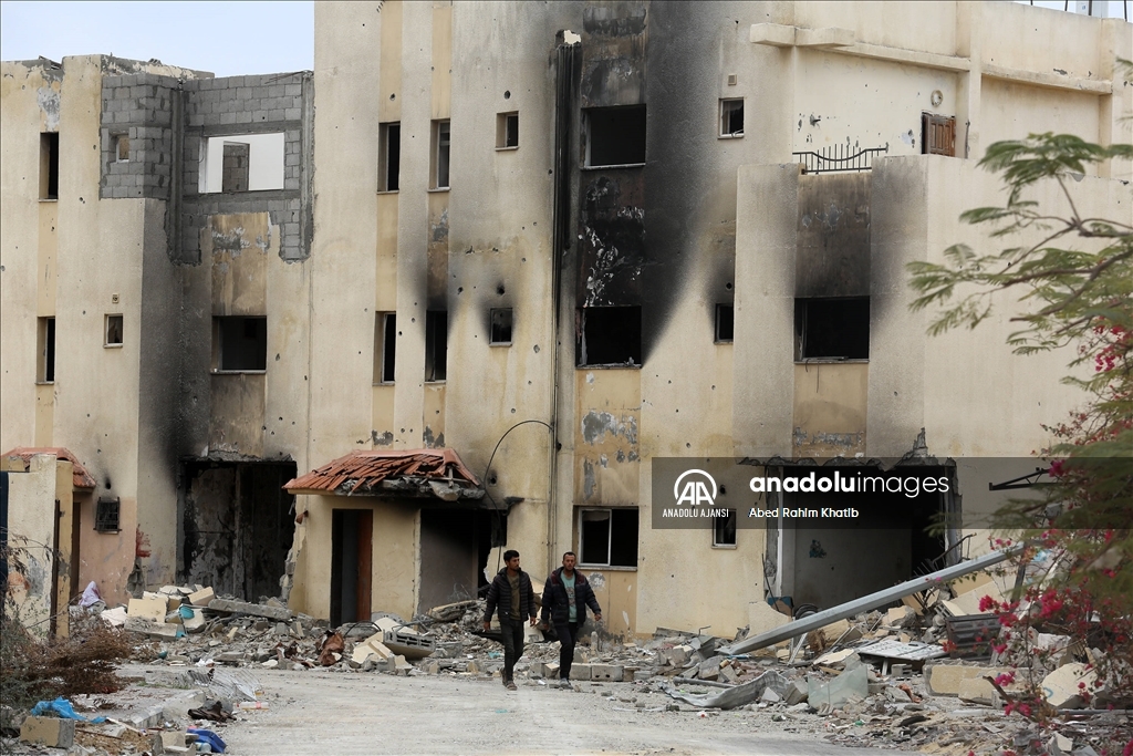 Gazze'de ateşkes sonrası Refah'a dönen Filistinliler, yıkılan evlerinin enkazını kaldırmaya çalıştı