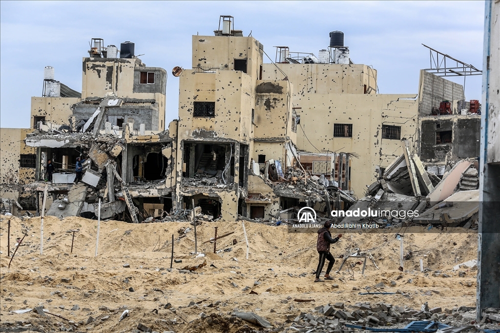 Gazze'de ateşkes sonrası Refah'a dönen Filistinliler, yıkılan evlerinin enkazını kaldırmaya çalıştı