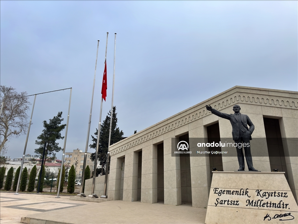 Milli yas ilanının ardından Osmaniye'de bayraklar yarıya indirildi