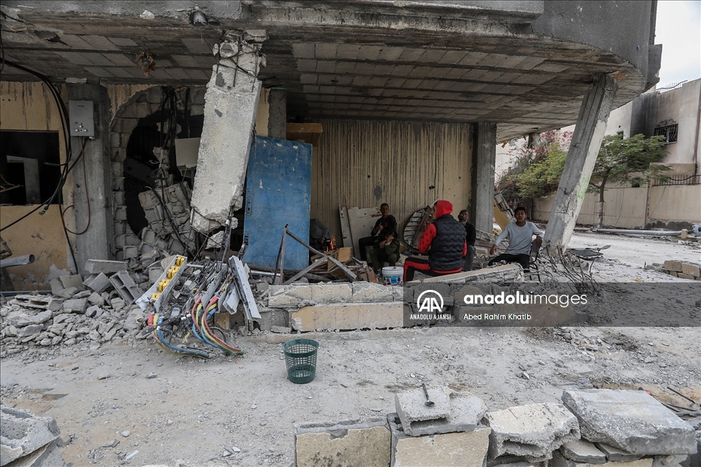 Gazze'de ateşkes sonrası Refah'a dönen Filistinliler, yıkılan evlerinin enkazını kaldırmaya çalıştı