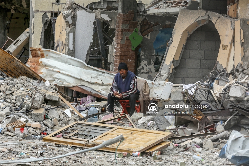 Gazze'de ateşkes sonrası Refah'a dönen Filistinliler, yıkılan evlerinin enkazını kaldırmaya çalıştı