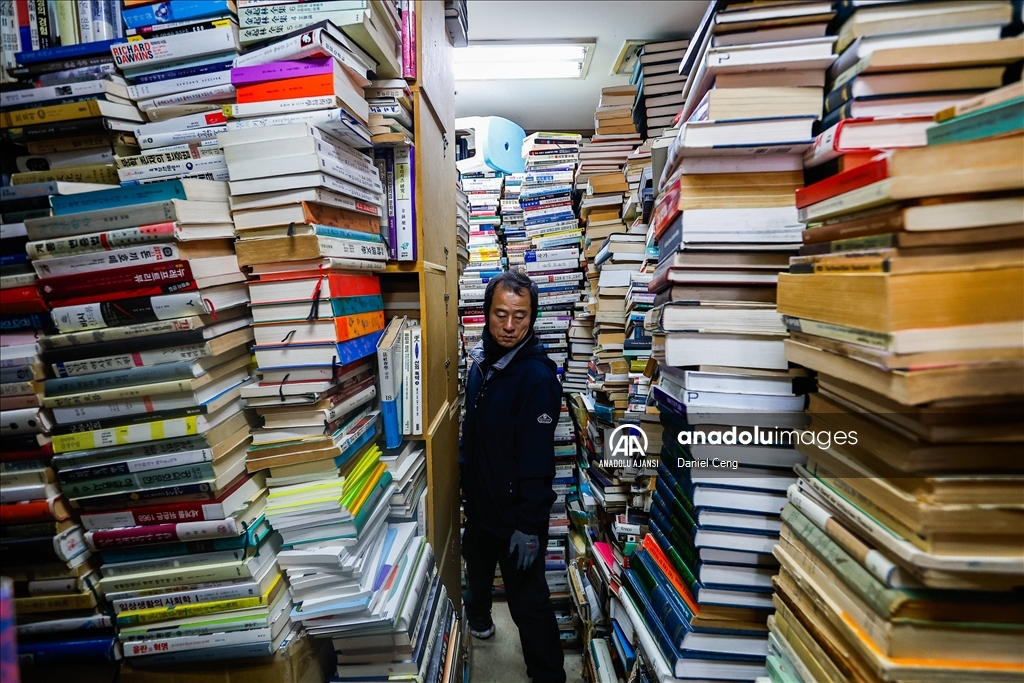 Seul'deki 30.000'den fazla kitabın bulunduğu ikinci el kitabevi
