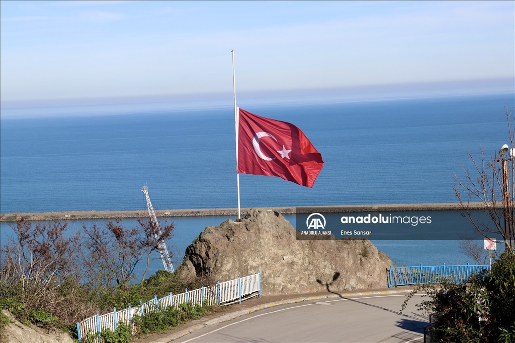 Milli yas ilanının ardından Trabzon'da bayraklar yarıya indirildi