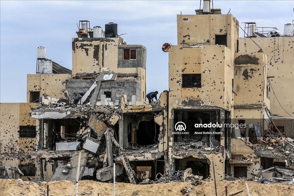 Gazze'de ateşkes sonrası Refah'a dönen Filistinliler, yıkılan evlerinin enkazını kaldırmaya çalıştı