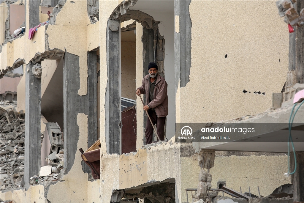 Gazze'de ateşkes sonrası Refah'a dönen Filistinliler, yıkılan evlerinin enkazını kaldırmaya çalıştı