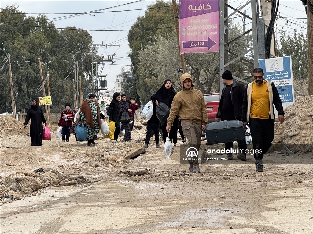 İsrail güçleri Cenin'de Filistinli aileleri evlerinden çıkmaya zorluyor