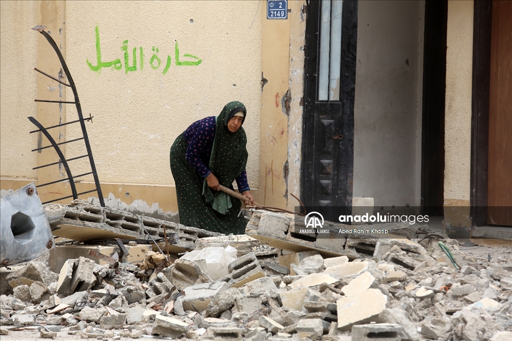 Gazze'de ateşkes sonrası Refah'a dönen Filistinliler, yıkılan evlerinin enkazını kaldırmaya çalıştı