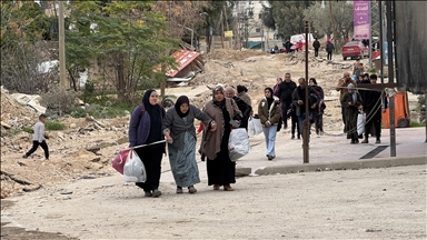 İsrail güçleri Cenin'de Filistinli aileleri evlerinden çıkmaya zorluyor