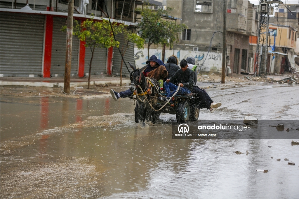 Ateşkesin ardından Nuseyrat Mülteci Kampı'na dönen Filistinliler, yıkım ve enkazla karşılaştı