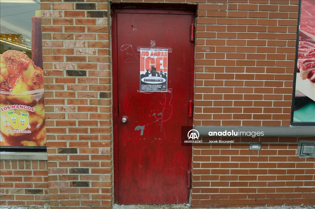Mexican neighborhood, warn residents of ICE raids in Chicago