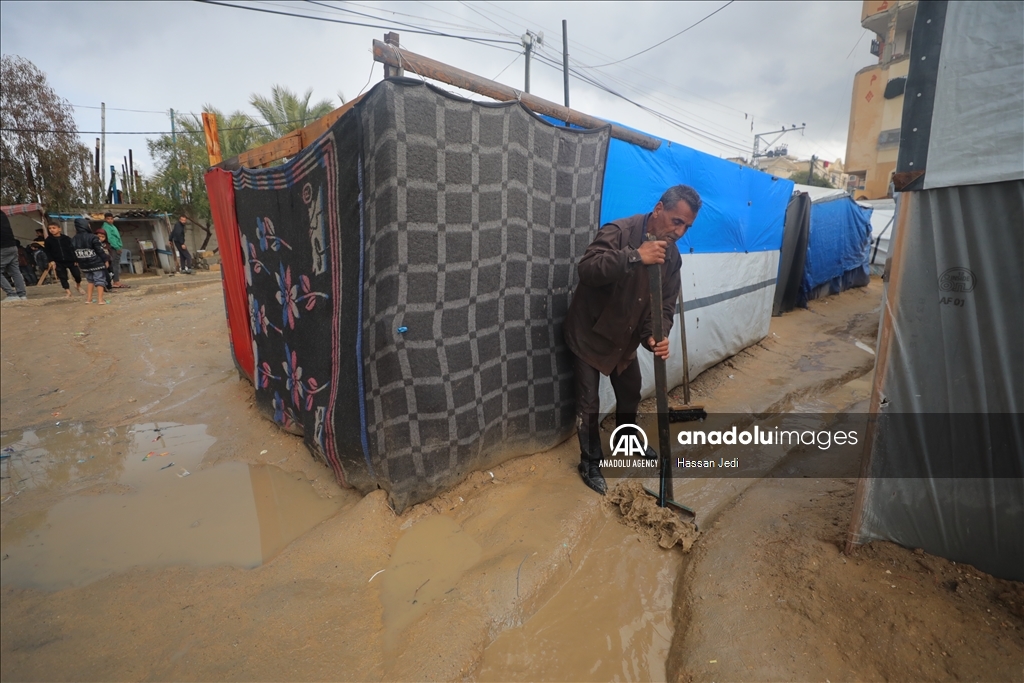 Many tents flooded due to heavy rain in Gaza