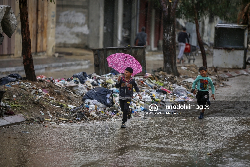 Ateşkesin ardından Nuseyrat Mülteci Kampı'na dönen Filistinliler, yıkım ve enkazla karşılaştı