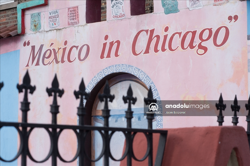 Mexican neighborhood, warn residents of ICE raids in Chicago