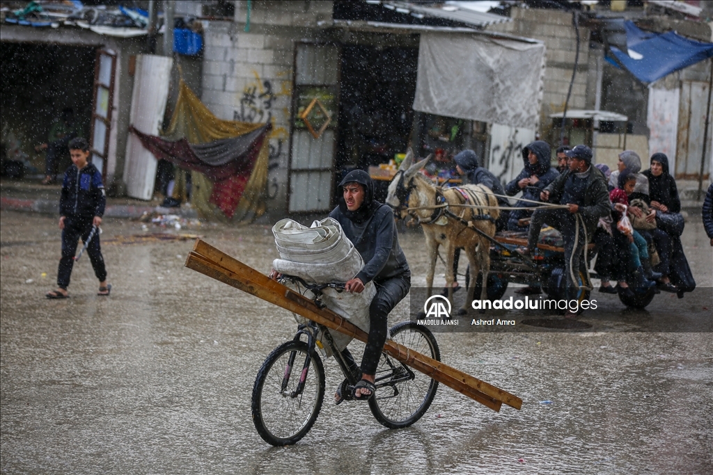 Ateşkesin ardından Nuseyrat Mülteci Kampı'na dönen Filistinliler, yıkım ve enkazla karşılaştı