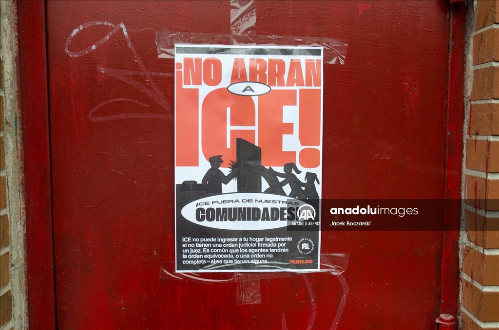Mexican neighborhood, warn residents of ICE raids in Chicago