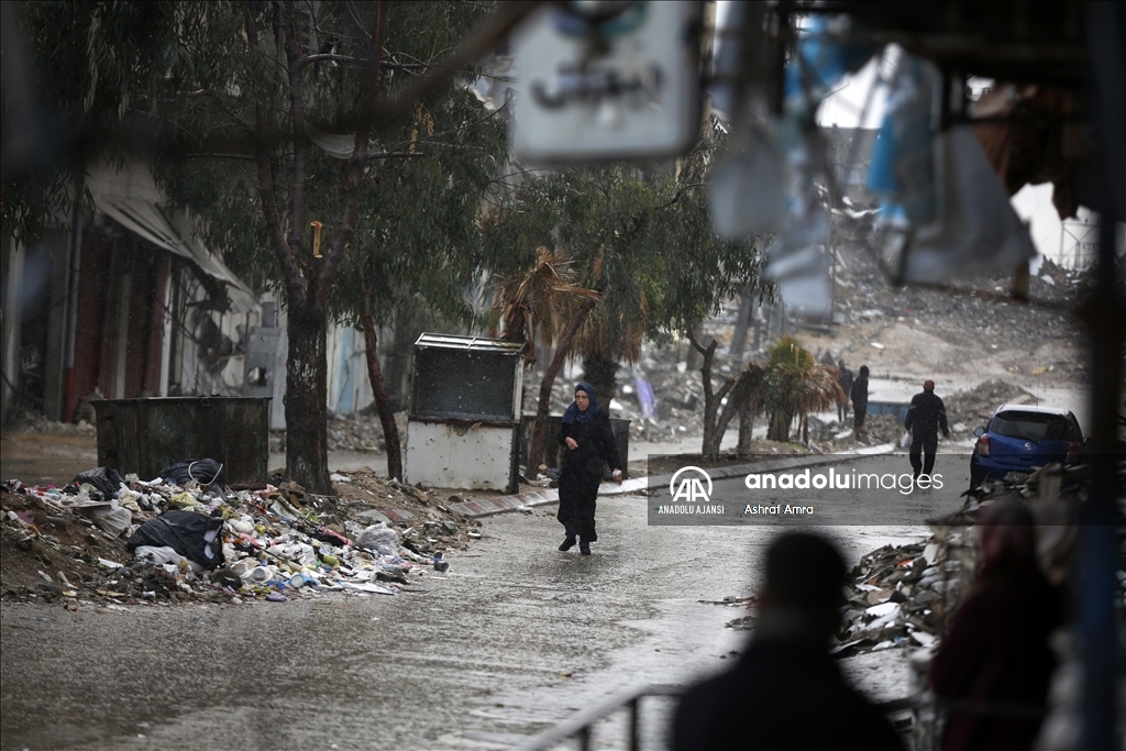Ateşkesin ardından Nuseyrat Mülteci Kampı'na dönen Filistinliler, yıkım ve enkazla karşılaştı