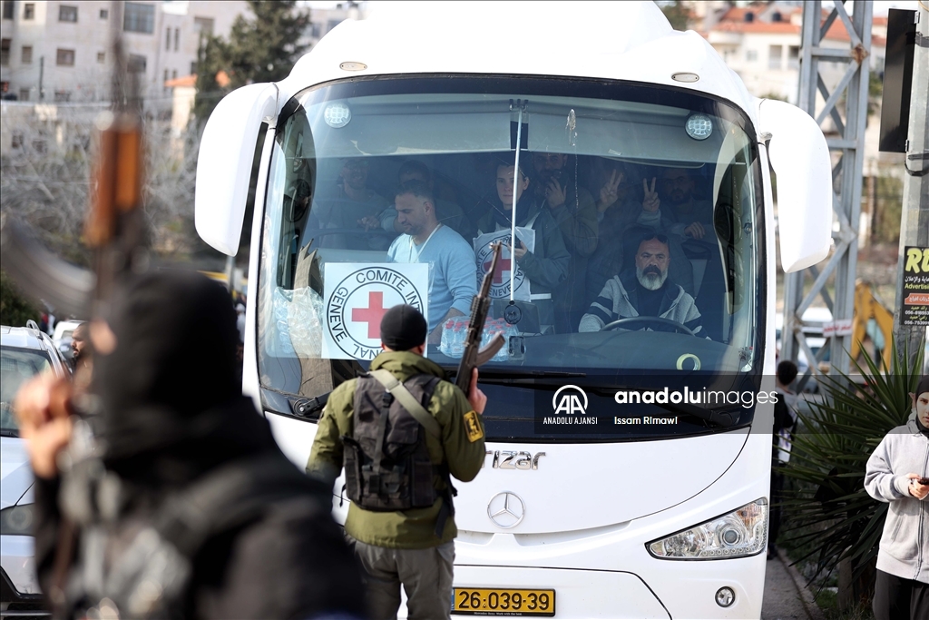 Filistinli esirleri taşıyan Kızılhaç konvoyu Batı Şeria'ya ulaştı