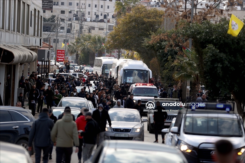 Filistinli esirleri taşıyan Kızılhaç konvoyu Batı Şeria'ya ulaştı