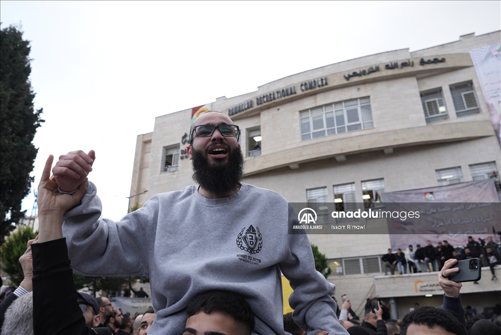 Filistinli esirleri taşıyan Kızılhaç konvoyu Batı Şeria'ya ulaştı