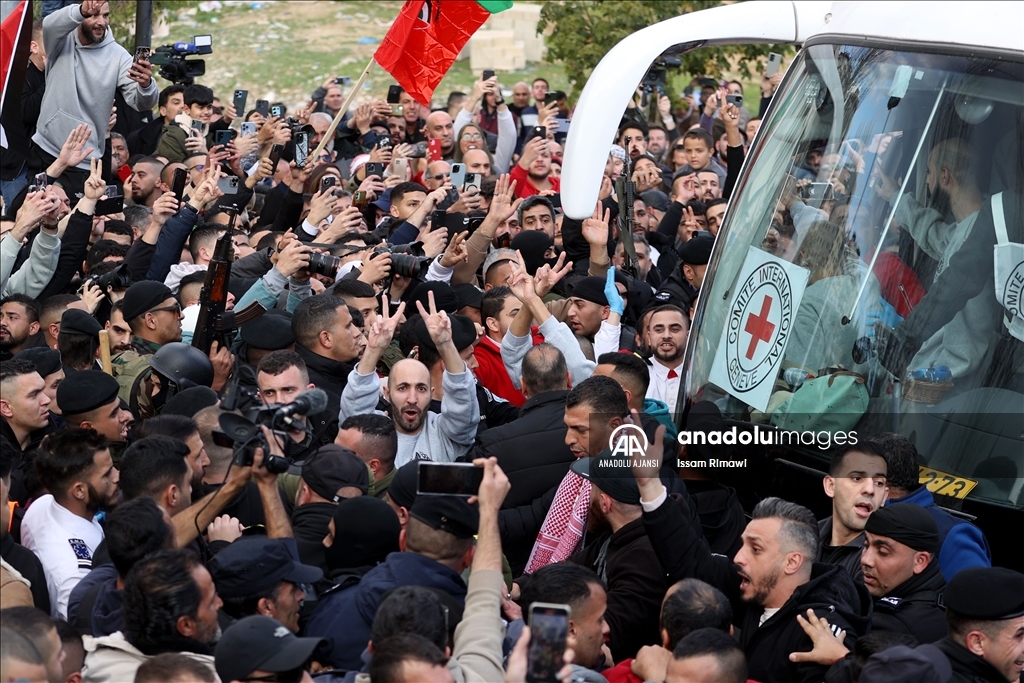 Filistinli esirleri taşıyan Kızılhaç konvoyu Batı Şeria'ya ulaştı