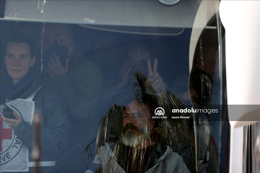 Filistinli esirleri taşıyan Kızılhaç konvoyu Batı Şeria'ya ulaştı