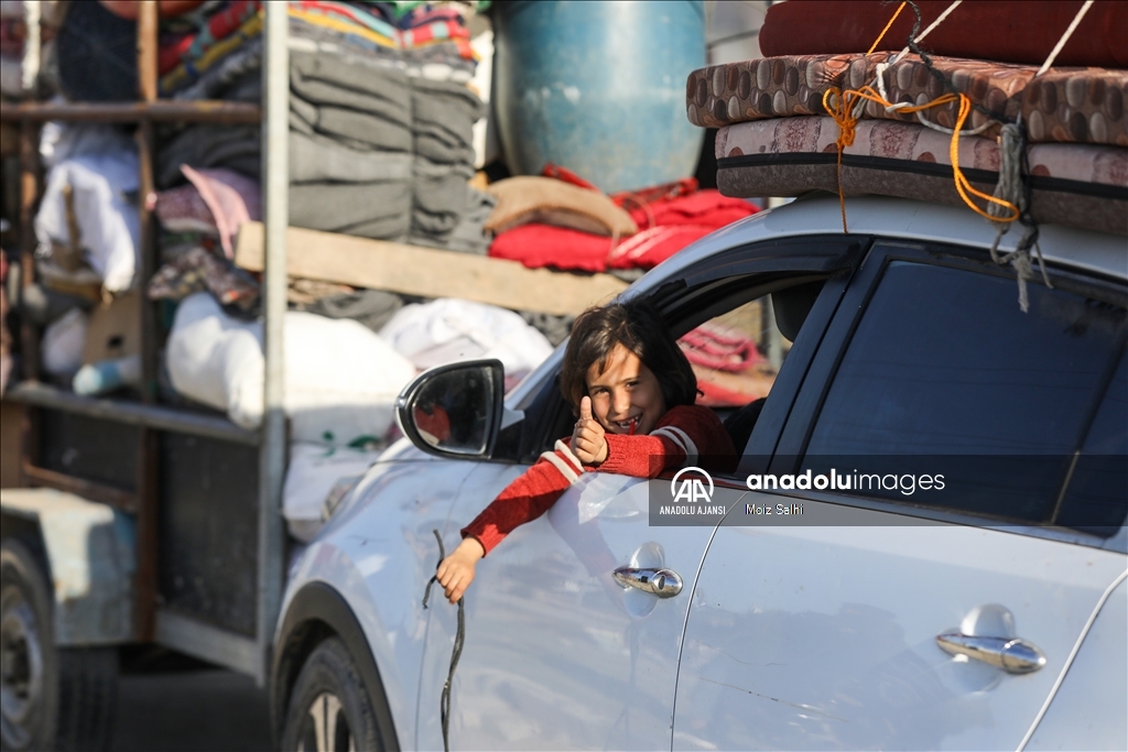 Ateşkesin ardından yerinden edilen Filistinliler evlerine dönmeyi bekliyor