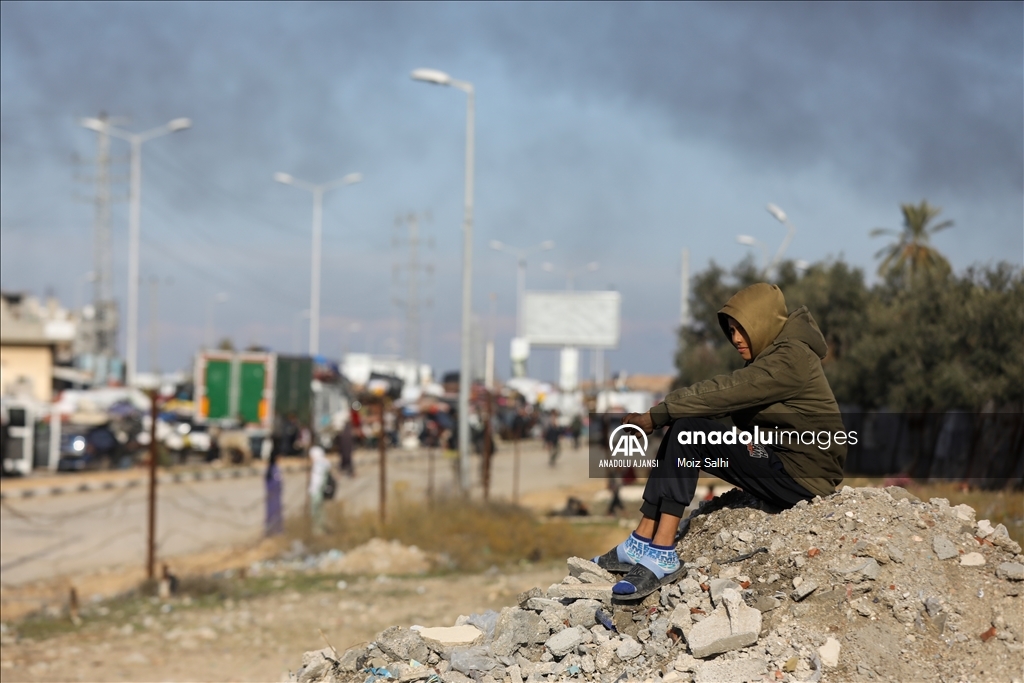 Ateşkesin ardından yerinden edilen Filistinliler evlerine dönmeyi bekliyor