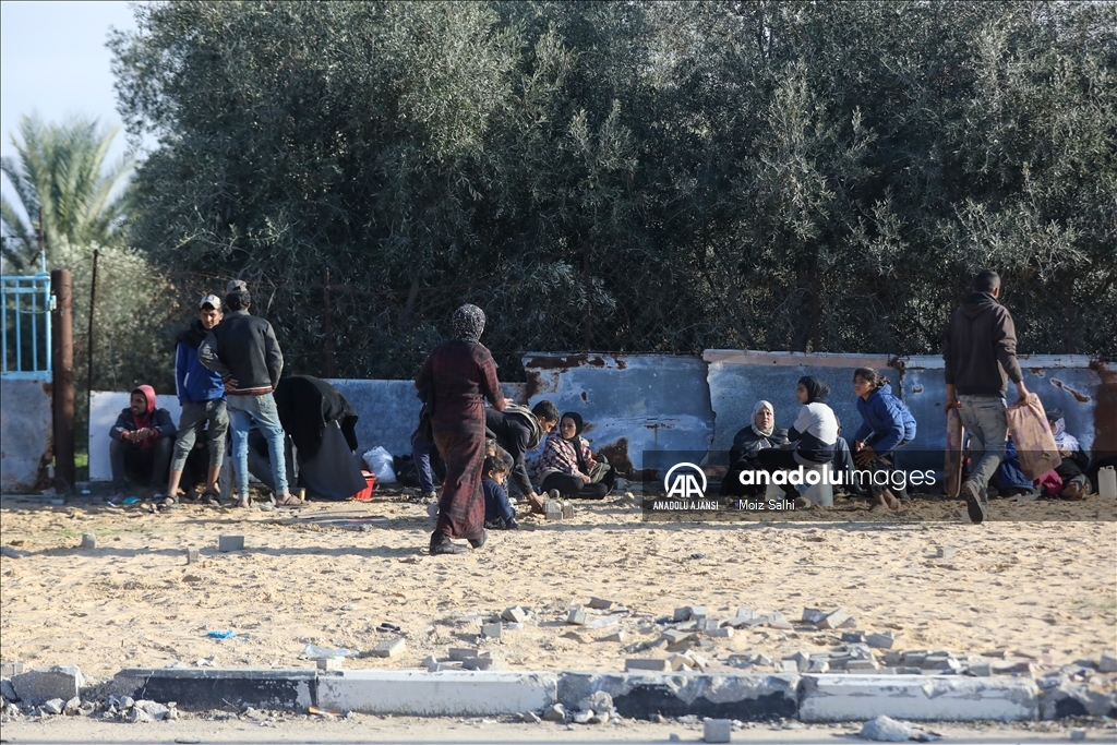 Ateşkesin ardından yerinden edilen Filistinliler evlerine dönmeyi bekliyor