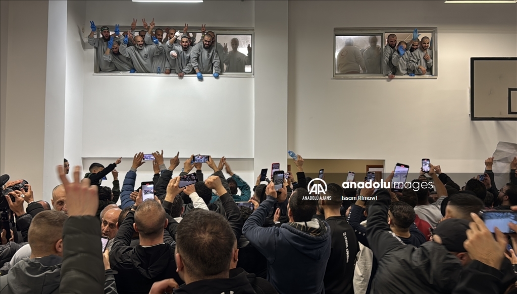 Filistinli esirleri taşıyan Kızılhaç konvoyu Batı Şeria'ya ulaştı