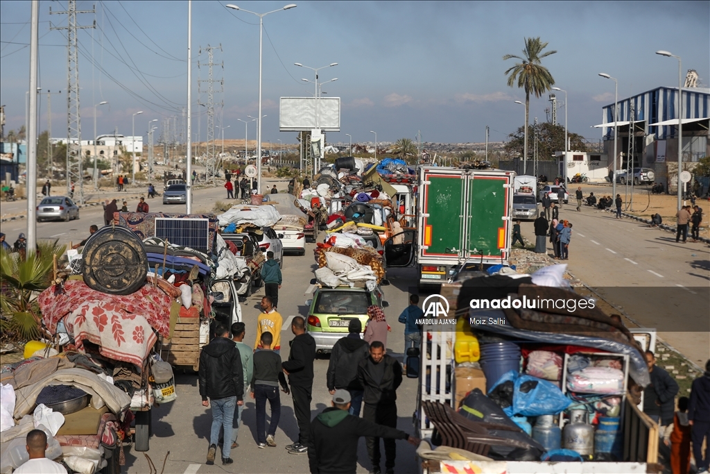 Ateşkesin ardından yerinden edilen Filistinliler evlerine dönmeyi bekliyor