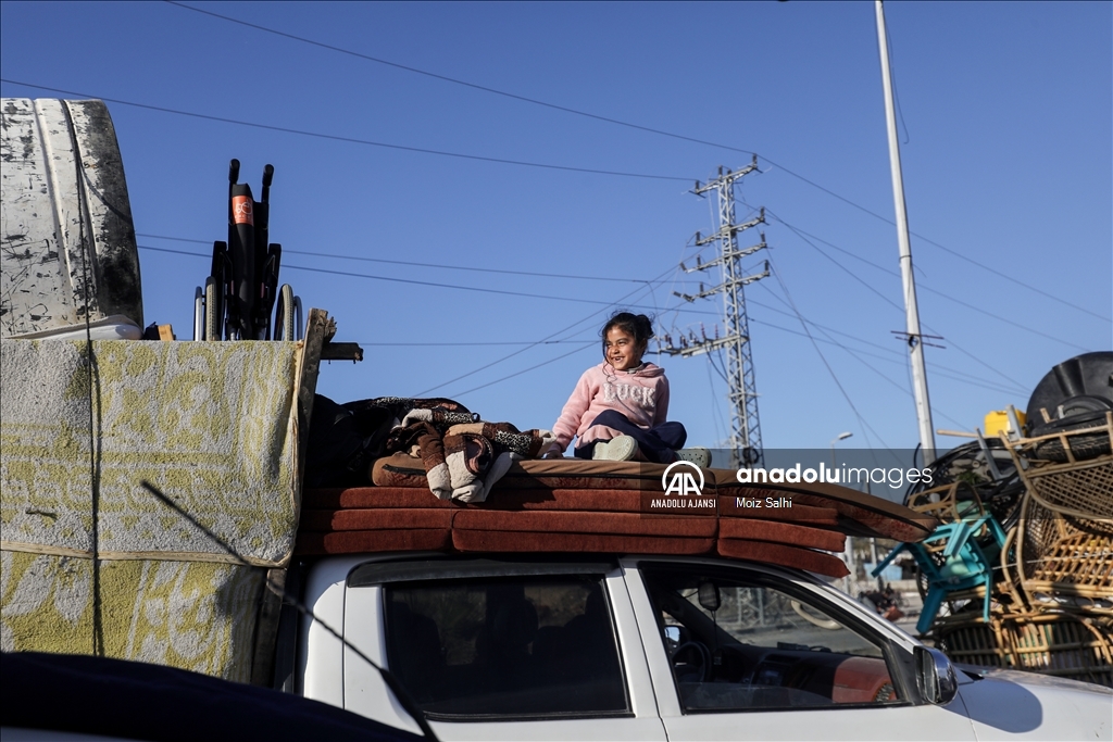 Ateşkesin ardından yerinden edilen Filistinliler evlerine dönmeyi bekliyor