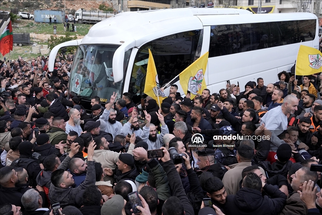 Filistinli esirleri taşıyan Kızılhaç konvoyu Batı Şeria'ya ulaştı