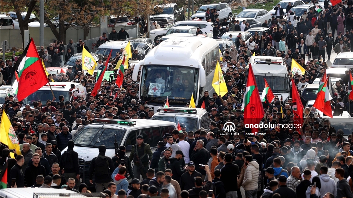 Filistinli esirleri taşıyan Kızılhaç konvoyu Batı Şeria'ya ulaştı