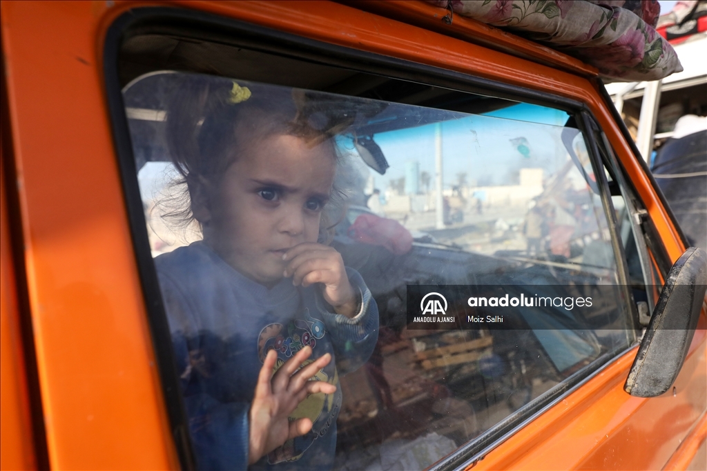 Ateşkesin ardından yerinden edilen Filistinliler evlerine dönmeyi bekliyor