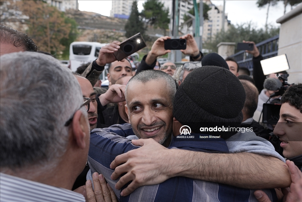 Filistinli esirleri taşıyan Kızılhaç konvoyu Batı Şeria'ya ulaştı