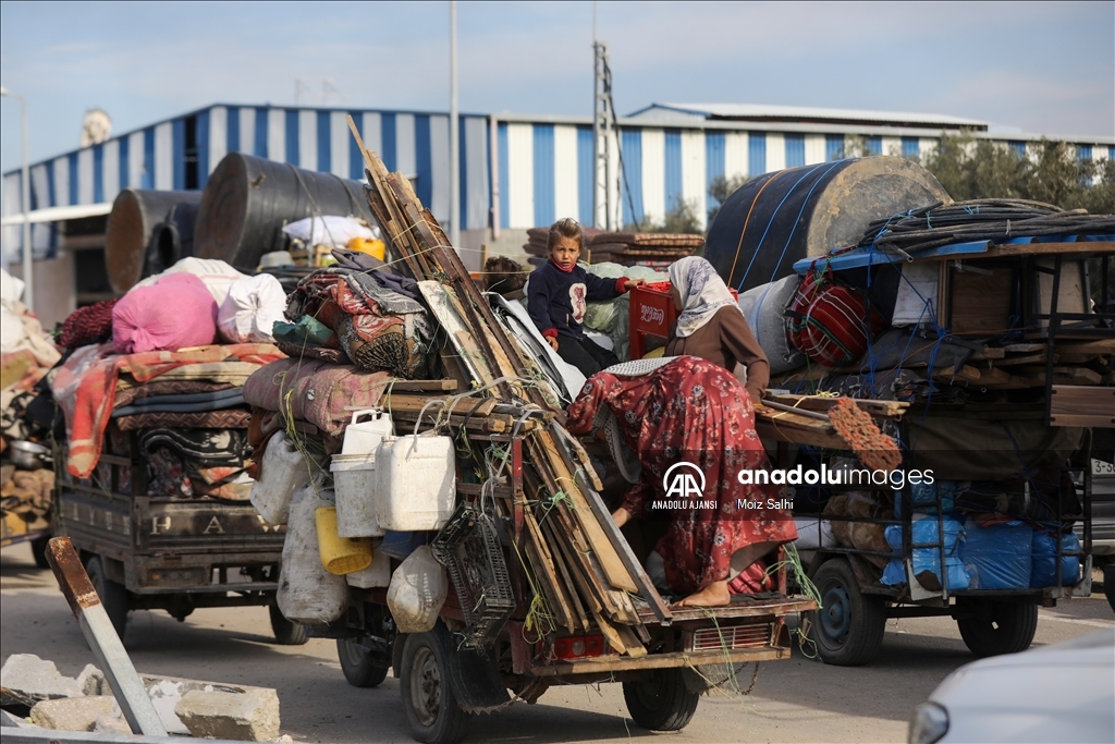 Ateşkesin ardından yerinden edilen Filistinliler evlerine dönmeyi bekliyor