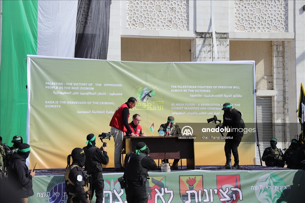 غزة.. "القسام" تسلم 4 مجندات إسرائيليات أسيرات للصليب الأحمر