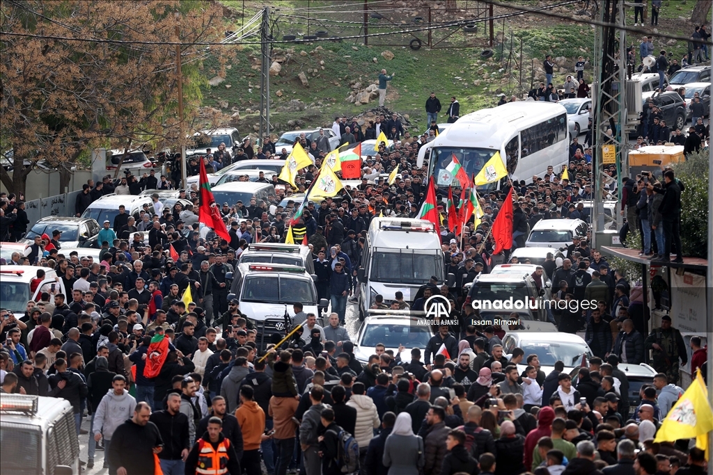 Filistinli esirleri taşıyan Kızılhaç konvoyu Batı Şeria'ya ulaştı