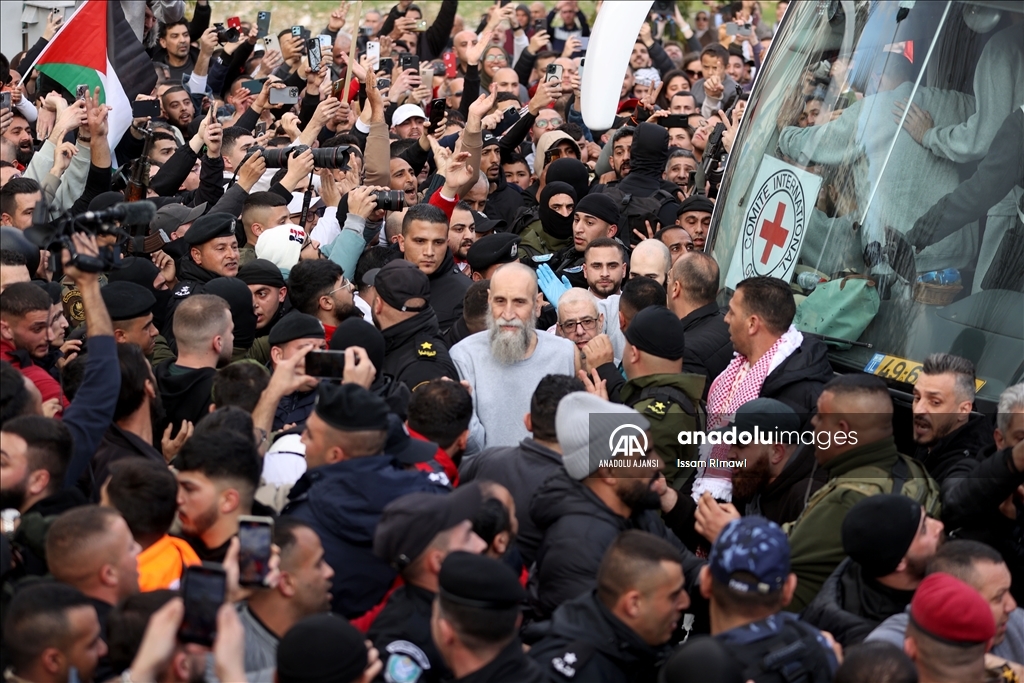 Filistinli esirleri taşıyan Kızılhaç konvoyu Batı Şeria'ya ulaştı