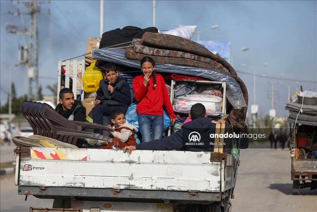 Ateşkesin ardından yerinden edilen Filistinliler evlerine dönmeyi bekliyor