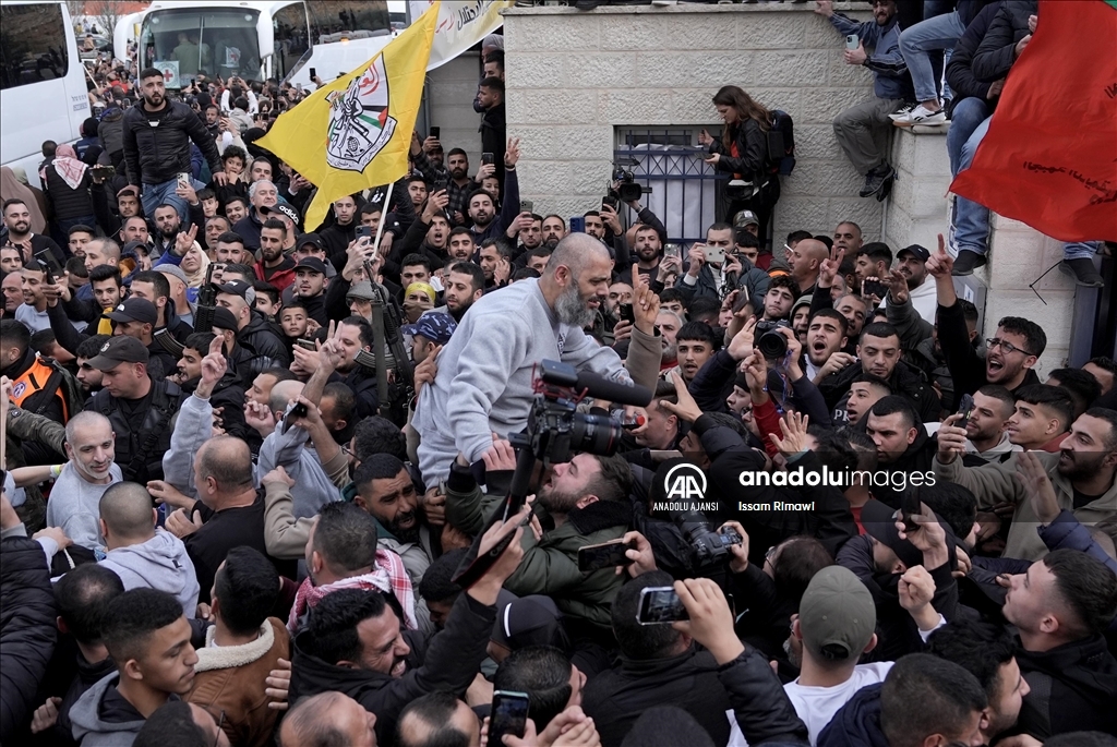 Filistinli esirleri taşıyan Kızılhaç konvoyu Batı Şeria'ya ulaştı