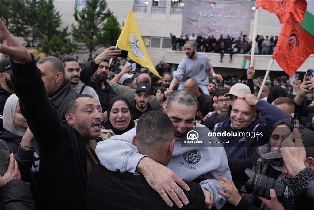 Filistinli esirleri taşıyan Kızılhaç konvoyu Batı Şeria'ya ulaştı