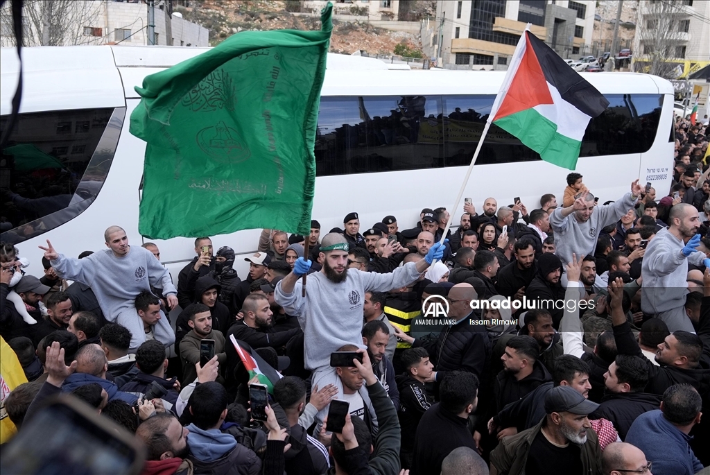 Filistinli esirleri taşıyan Kızılhaç konvoyu Batı Şeria'ya ulaştı