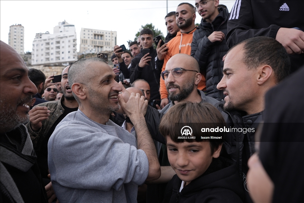 Filistinli esirleri taşıyan Kızılhaç konvoyu Batı Şeria'ya ulaştı