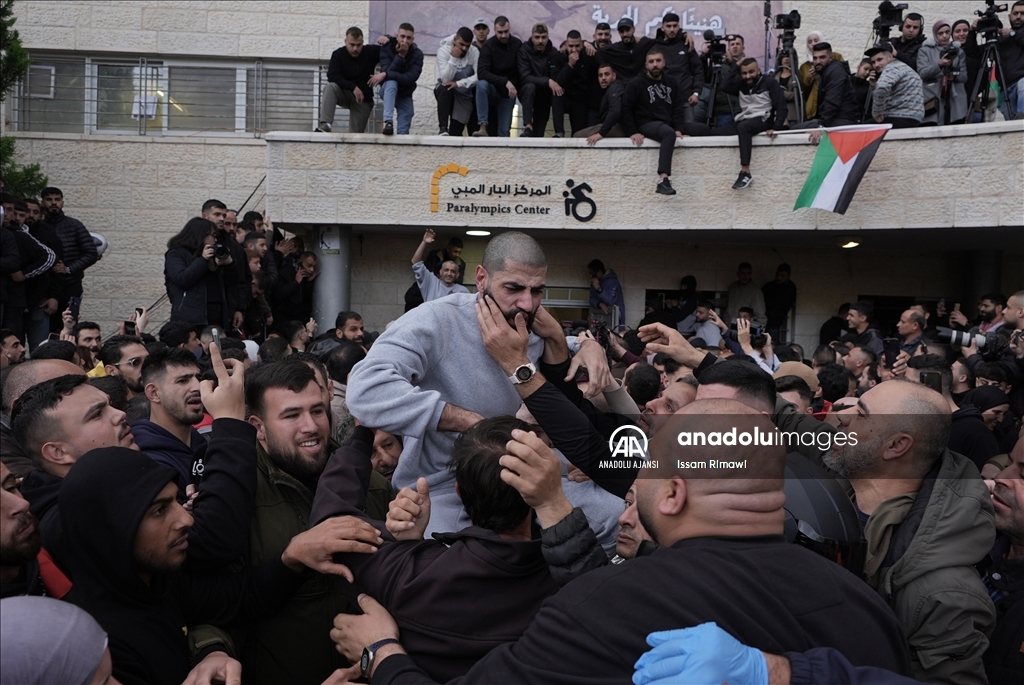 Filistinli esirleri taşıyan Kızılhaç konvoyu Batı Şeria'ya ulaştı