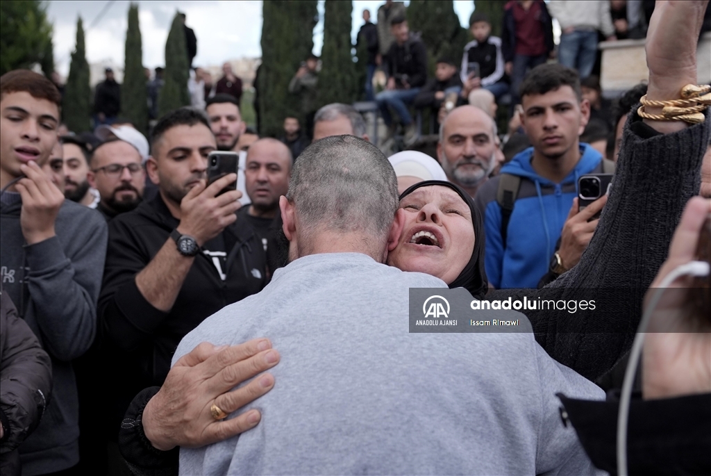 Filistinli esirleri taşıyan Kızılhaç konvoyu Batı Şeria'ya ulaştı
