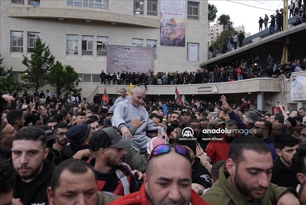 Filistinli esirleri taşıyan Kızılhaç konvoyu Batı Şeria'ya ulaştı